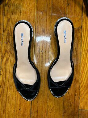 NWT Betzabe Jenni Crystal Sandal Size 39.5/8.5